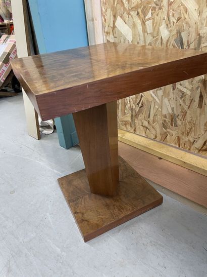 null Travail Arts décoratifs 
Table de fumeur en bois de placage de forme rectangulaire
H...