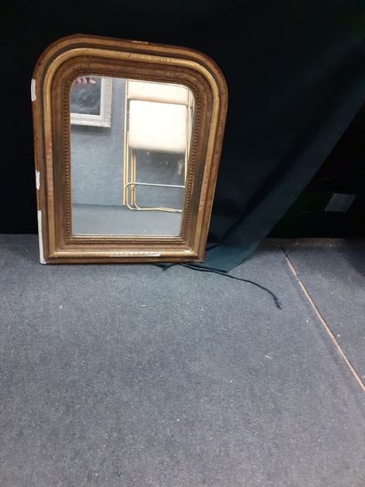 null Petit miroir de style Louis Philippe 
34 x 25 cm 
Accident sur les bords 