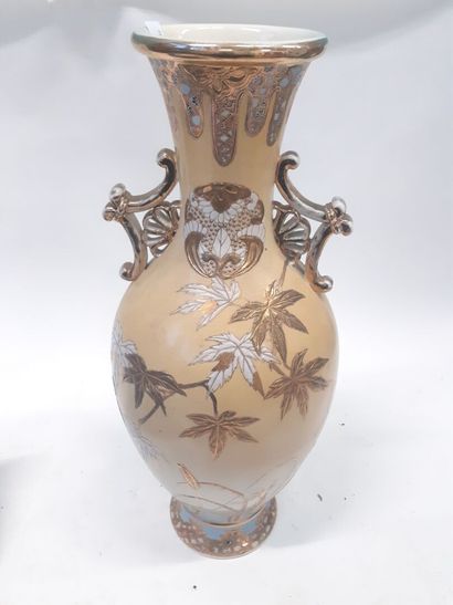 null JAPON grand vase balustre en ceramique doré à décor en relief de feuille 
Vers...