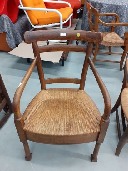 null Deux fauteuils paillés en bois naturel
