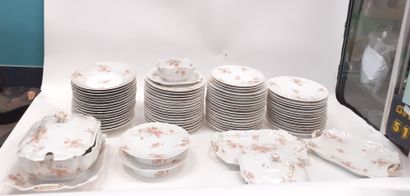 null Important service de table en porcelaine Haviland de Limoges 
47 grandes assiettes...