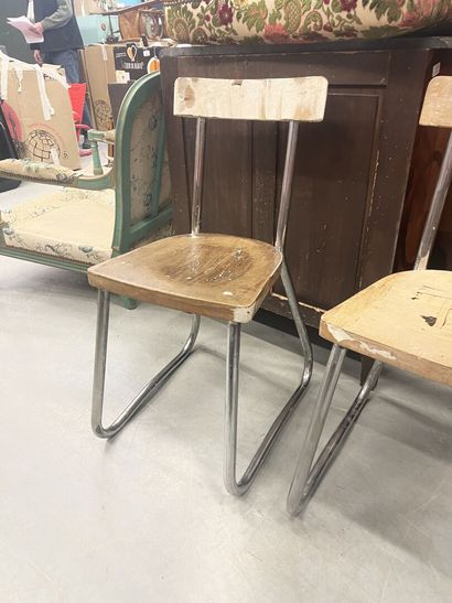 null Travail des années 50 
Paire de chaises traineau en bois structure en métal...