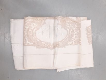 null Deux draps brodés et ajourés échelle, monogrammées FPG 