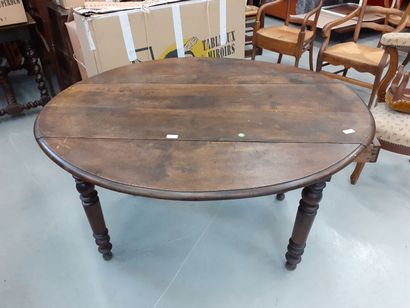 null Table ovale à volets avec tiroir 
D : 108 cm 
H : 74 cm 