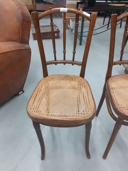 null THONET Trois chaises de bistro avec etiquette et marque au fer 
H : 84 L : 34...