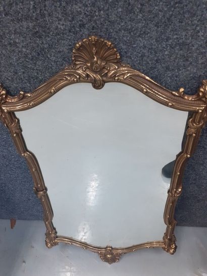 null Miroir en bronze de style Louis XV 
XXème siècle 
81 x 48 cm 