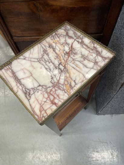 null Table de chevet en bois de placage , le dessus avec un plateau marbre ceint...