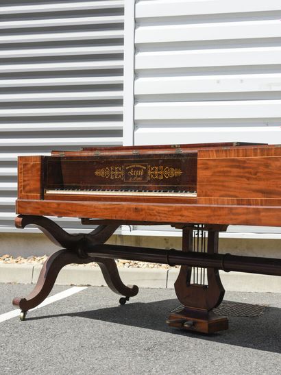 null ERARD Pianoforte en placage d'acajou, repose sur deux pieds en X reliés par...