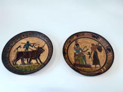 null MONTOPOLI paire de plats en terre cuite à décor égyptien 
D : 27.5 cm 