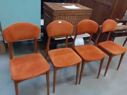 null Travail scandinave des années 50 
quatre chaises en bois assise en velours orange
85...