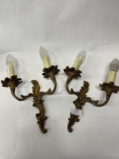 null Paire d'appliques en laiton doré à deux feux
Style Louis XV
H : 22 cm