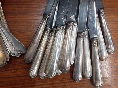 null Lot de métal argenté
Deux couverts a servir 
12 couteaux 
12 Cuillères 
12 cuillières...