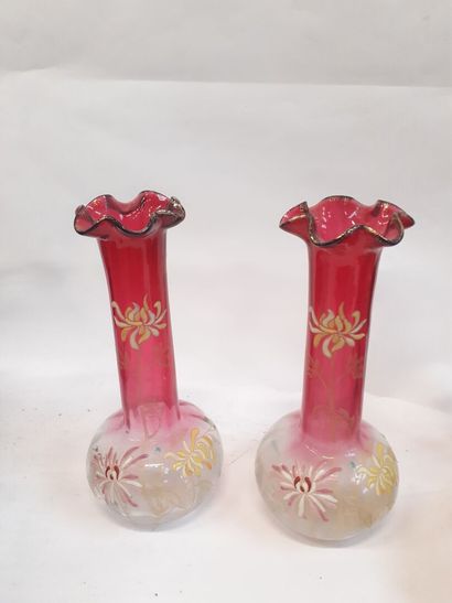 null Deux vases en verre émaillé à décor de fleur 
H : 26 cm 