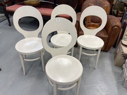 null BAUMANN
Quatre chaises modèle mouette en bois thermoformé laqué blanc
H : 88...