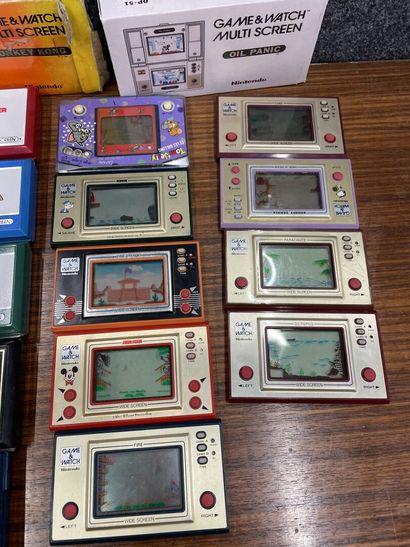 null Lot de dix huit jeux électroniques 
dont une game & watch multi screen donkey...