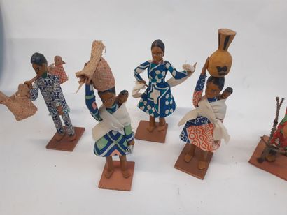 null Travail malgache années 70
Suite de six figurines en bois et tissus représentant...