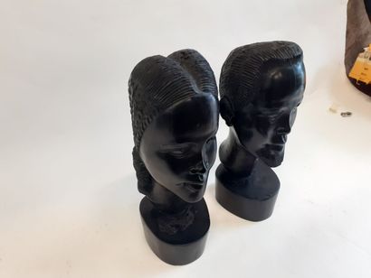 null Couple
Deux têtes sculptées en bois de rose 
H : 28 cm 
