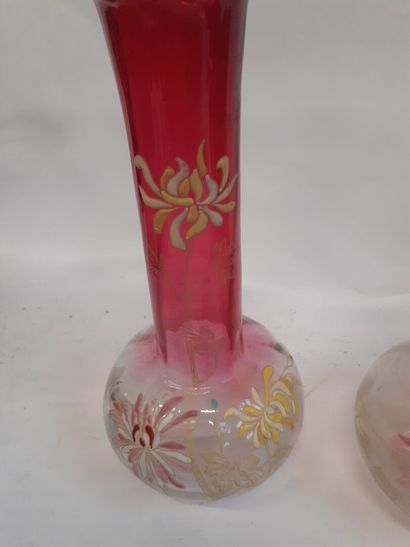 null Deux vases en verre émaillé à décor de fleur 
H : 26 cm 