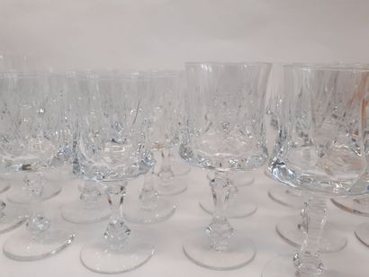null Service de verre en cristal BAYEL
12 flutes
11 verres à eau
11 verres à vin