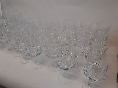 null Service de verre en cristal BAYEL
12 flutes
11 verres à eau
11 verres à vin