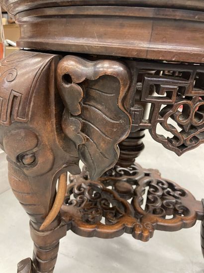 null Guéridon de forme circulaire en bois moulé et sculpté à décor de têtes d'éléphants
H...