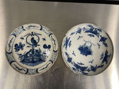 null DELFT 
Deux assiettes en faïence à décors blanc bleu 
Eclats 
D : 22 cm 