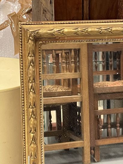null Miroir en bois et stuc doré
63 x 48 cm