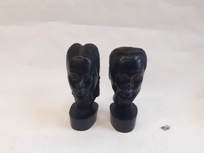 null Couple
Deux têtes sculptées en bois de rose 
H : 28 cm 
