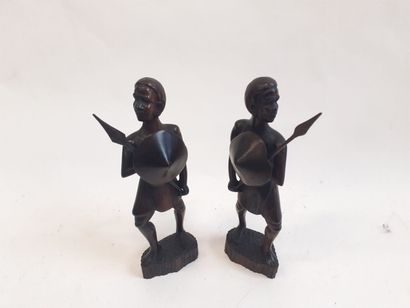null Deux guerriers malgaches sculptés 
H : 23 cm