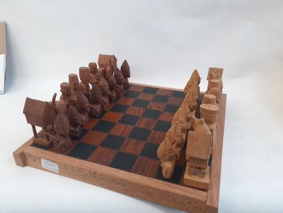 null Un jeu d'échecs avec figurines en bois
Madagascar
Tour : H : 10 cm 