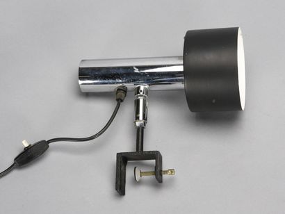 null TRAVAIL 1960
Lampe-pince à une rotule à un réflecteur métallique laqué noir.
H:...