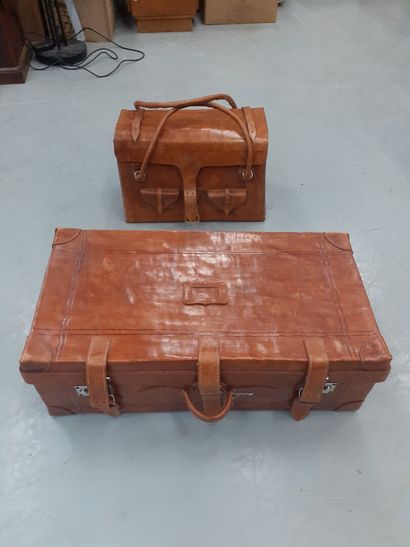 null Ensemble de bagages en cuir comprenant une valise, un sac 
Madagascar
39 x 75...
