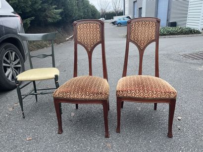 null Deux chaises Art Nouveau joint une autre chaise en bois laqué vert
H : 96 L...