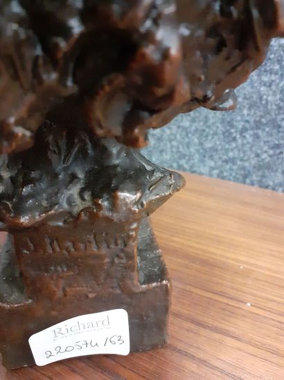 null J MARTIN 
buste d'enfant en bronze patiné , signé au revers
H : 21 cm 