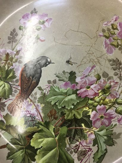 null Bernardaud
Plat en porcelaine peinte à décor d'oiseau et d'abeille
D : 40 c...