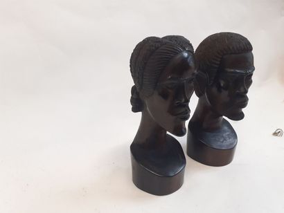 null Couple
Deux têtes sculptées en bois de rose 
H : 25 cm 