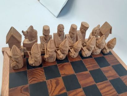 null Un jeu d'échecs avec figurines en bois
Madagascar
Tour : H : 10 cm 