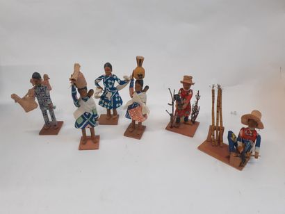 null Travail malgache années 70
Suite de six figurines en bois et tissus représentant...