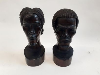 null Couple
Deux têtes sculptées en bois de rose 
H : 25 cm 
