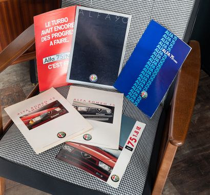 null Lot de brochures commerciales sur divers modeles ALFA ROMEO 75 Indy, Turbo America...