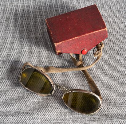 null Pair of pilot glasses. Original case. Condition of use.