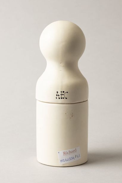 null Roger CAPRON (1922 - 2006)

Lavender bottle in white enamelled clay with polychrome...