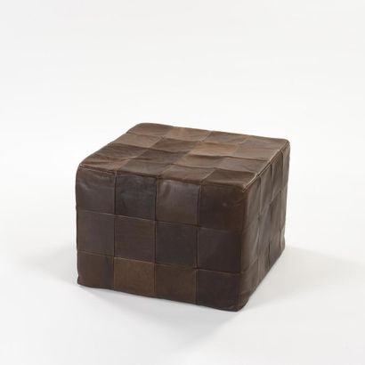 null DE SEDE Team 

Pouf containing small polystyrene balls covered in brown leather...