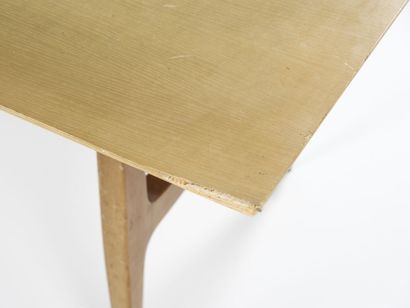 null FRENCH WORK

Dining room table with a rectangular chamfered top in blond ash...