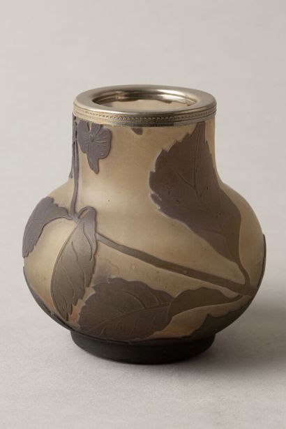 null Émile GALLÉ (1846-1904) 

Vase de forme renflée à col ouvert (meulé) en verre...