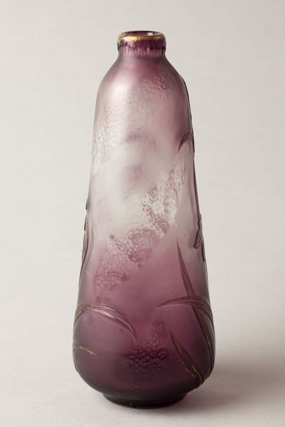 null BURGUN, SCHVERER & CIE - ART GLASS FACTORY OF LORRAINE (MEISENTHAL) 
Vase soliflore...