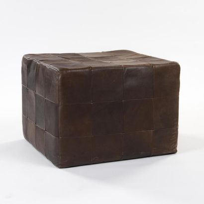null DE SEDE Team 

Pouf containing small polystyrene balls covered in brown leather...