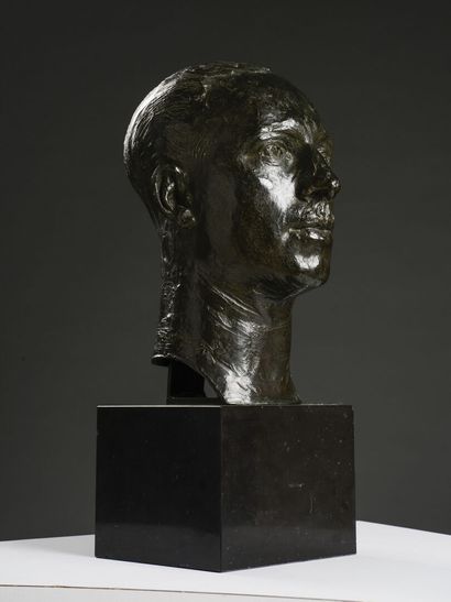 null Felix BENNETEAU-DESGROIS (1879-1963)

Bust of a man

Bronze with green patina...