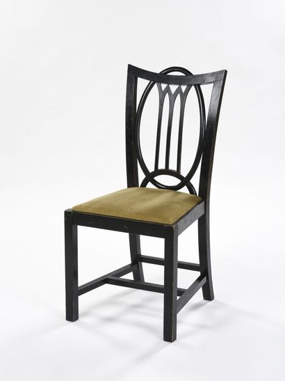 null Dans l'esprit de Josef HOFFMANN

Suite de trois chaises à structure en bois...