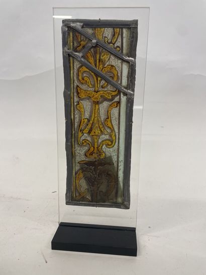 null Fragment de vitrail soclé à décor d'une fleur de lys
Epoque Louis XII
23 x 9...